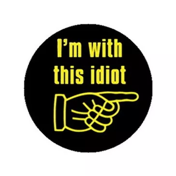 I'M WITH THIS IDIOT (jelvény, 2,5 cm)