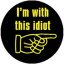 I'M WITH THIS IDIOT (jelvény, 2,5 cm)