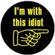 I'M WITH THIS IDIOT (jelvény, 2,5 cm)