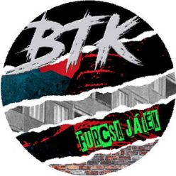 BTK: Furcsa játék - borító (nagy jelvény, 3,7 cm)